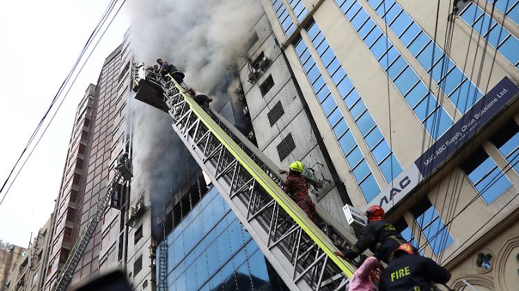 Hochhausbrand in Dhaka: Die Drehleitern der Feuerwehr reichen nicht bis in die oberen Geschosse.