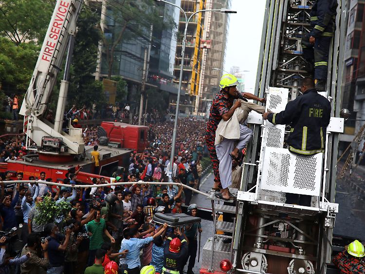 Chaotische Szenen in Dhaka: Tausende Schaulustige verfolgen den Einsatz der Rettungskräfte.
