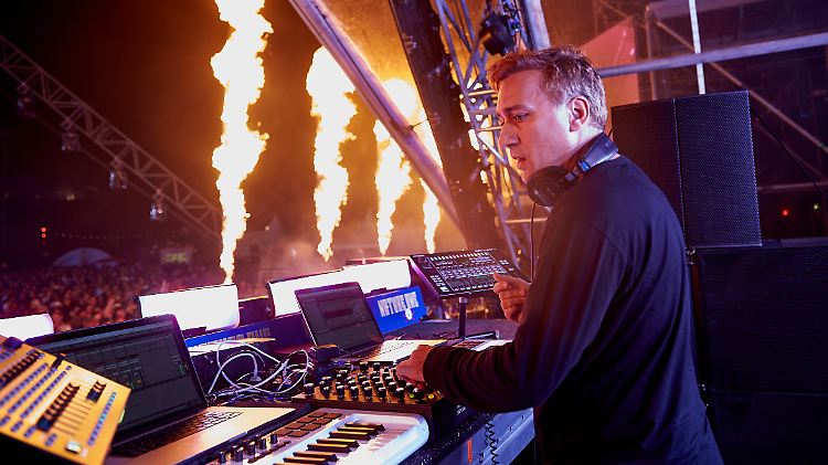 Die Sets sind weniger und kürzer, aber auf die Bühne kann er zum Glück noch: Paul van Dyk.