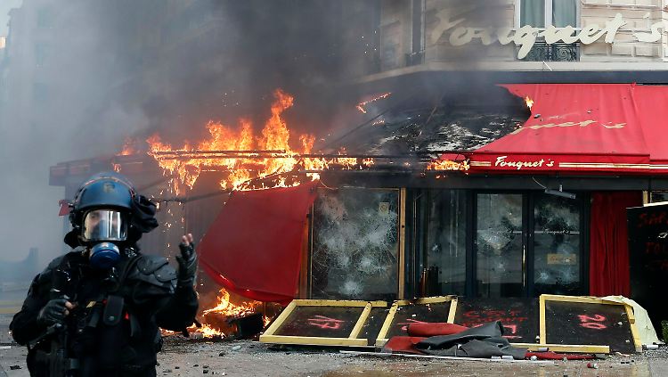 Das Restaurant Fouquet's auf den Champs-Élysées in Paris steht am 16. März in Flammen.