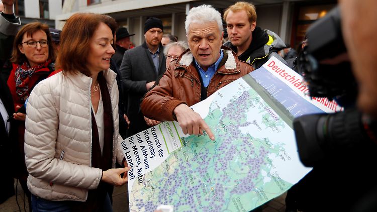 Katarina Barley lässt sich in Eberswalde bei Berlin etwaige Nachteile der Windkraft erklären.