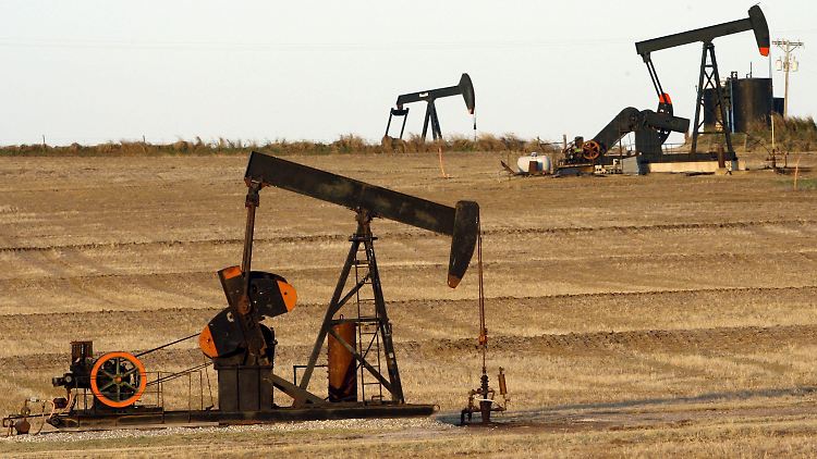 Ölpumpen sind auf einem Feld bei Ponca City im US-Bundesstaat Oklahoma zu sehen.