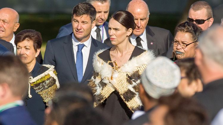 Dieses Mal trug Ardern statt eines Kopftuches einen Maori-Umhang und sprach einige Sätze auf Arabisch.