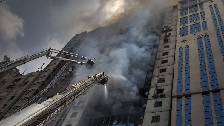 Bei dem Hochhausbrand in Dhaka sind mindestens 25 Menschen ums Leben gekommen.