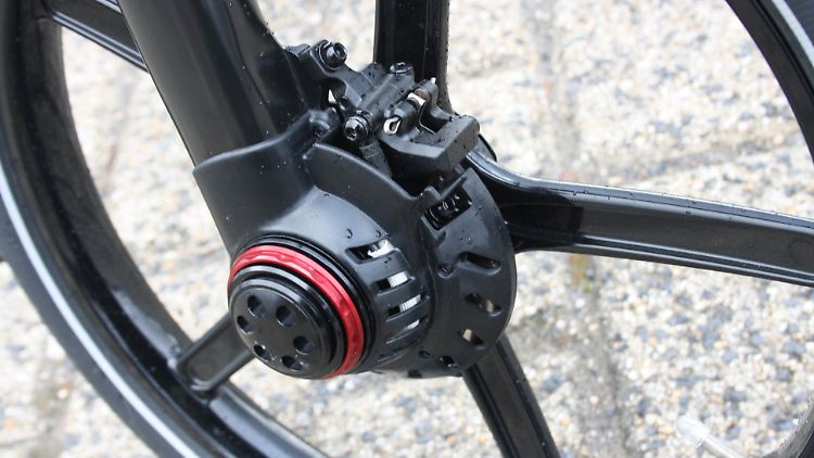 In die Vorderradführung sind der Nabenmotor und auch die Bremsscheibe integriert.