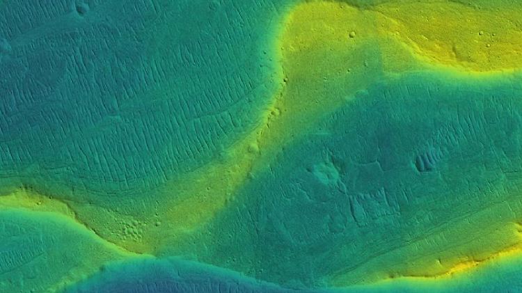 Satellitenbild eines konservierten Flusskanals auf dem Mars. Die Farben zeigen verschiedene Höhen an (blau - niedrig, gelb - hoch).