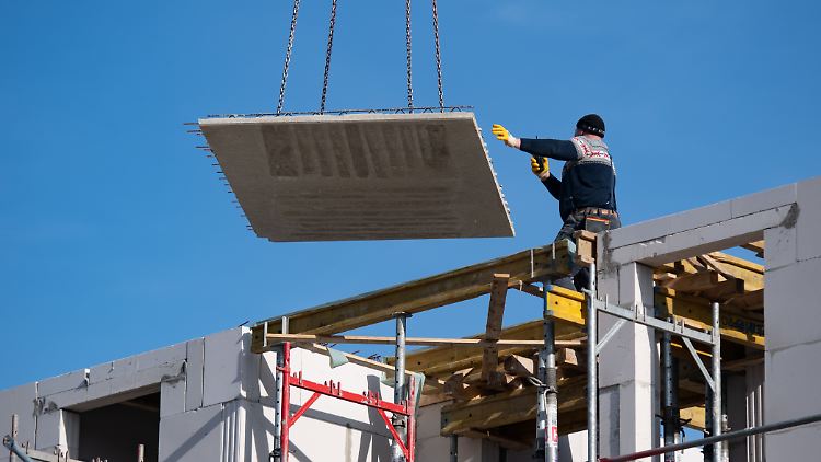 Die Temperaturen steigen, der Konjunkturmotor brummt: Im März zählt die BA 157.000 weniger Arbeitslose als vor Jahresfrist.