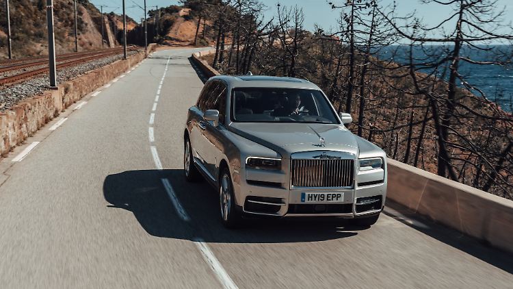 Ein Rolls Royce Cullinan fährt in seiner eigenen Welt.