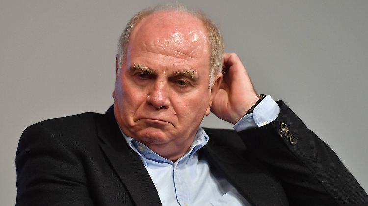Uli Hoeneß grübelt offenbar intensiv über seine Zukunft als Präsident des FC Bayern.