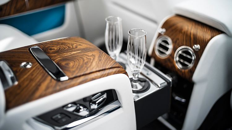 Wahrscheinlich fallen die Sektgläser auch bei der Fahrt durchs Gelände im Rolls Royce Cullinan nicht um.