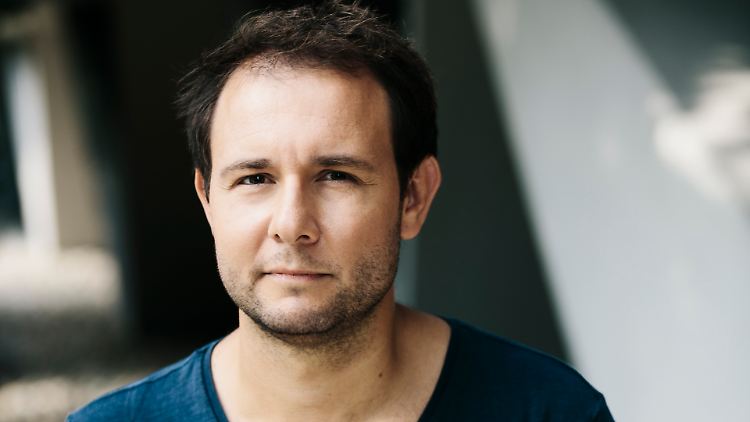 Alexander Oetker war mehrere Jahre Leiter des Frankreich-Studios von RTL und n-tv in Paris. Mittlerweile arbeitet er in Berlin. Seine Krimis spielen allerdings alle in Frankreich.