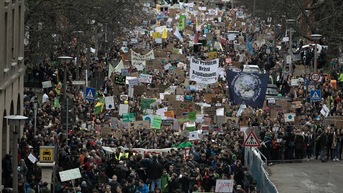In Berlin demonstrierten bei der heutigen "Fridays For Future"-Demo mehr als 10.000 Schüler.