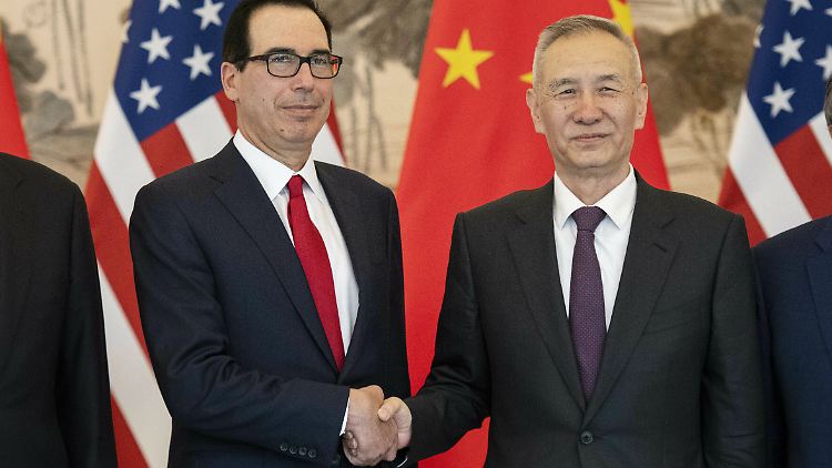 US-Finanzminister Steven Mnuchin (l.) und Chinas Vizepremierminister Liu Er bei ihrem Treffen in Beijing.   