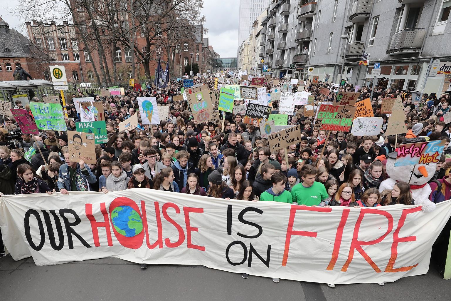 "Our House is on Fire" heißt die klare Botschaft der "Fridays for Future"-Demonstranten in Berlin. Mehr als 20.000 Kinder und Jugendliche kommen in der Hauptstadt zusammen.
