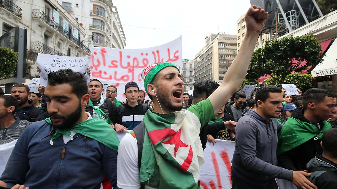 Bouteflika hatte sich den Protesten gebeugt und auf eine erneute Kandidatur bei der Präsidentenwahl verzichtet.