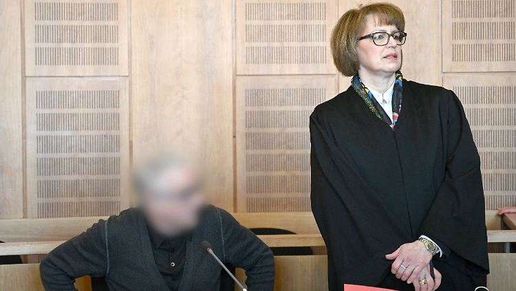 Der Angeklagte mit seiner Verteidigerin vor dem Amtsgericht in Krefeld.