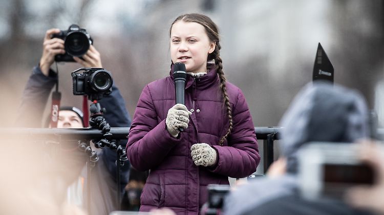 Greta Thunberg spricht bei der Klimademonstration "Fridays for Future" während der Abschlusskundgebung am Brandenburger Tor.