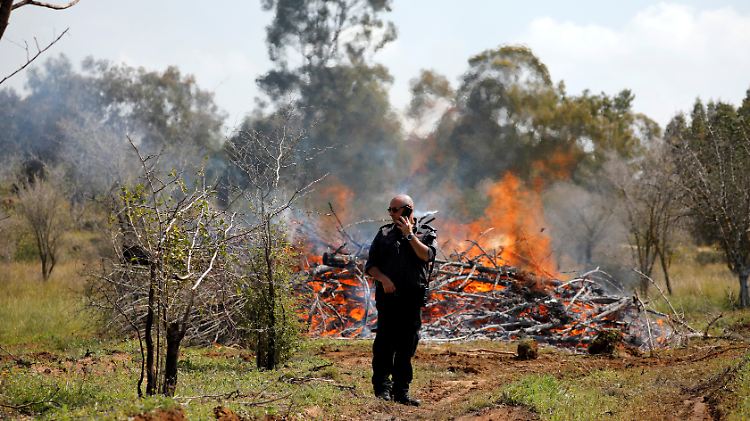 Mit brennbaren Drachen versuchen militante Palästinenser vom Gazastreifen aus, im benachbarten Israel Feuer zu legen. Dieses Feuer erreichte einen Kibbuz in Grenznähe.