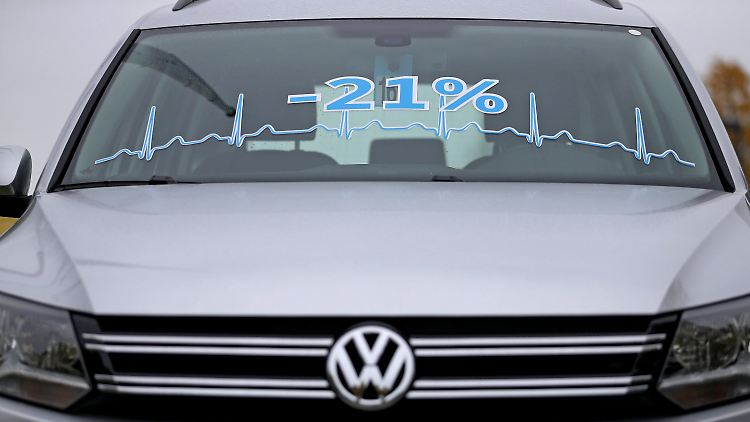 Ein neuer VW Tiguan wird in einem Leipziger Autobaus mit Rabatt angeboten.