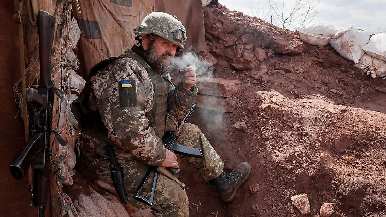 Ukrainischer Kämpfer nahe der Frontlinie in der Donezk-Region.