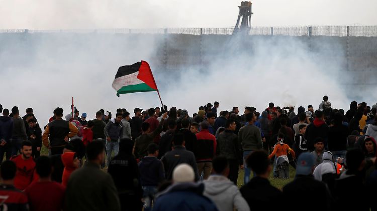 Nach israelischen Angaben haben sich rund 40.000 Palästinenser am Grenzzaun versammelt.