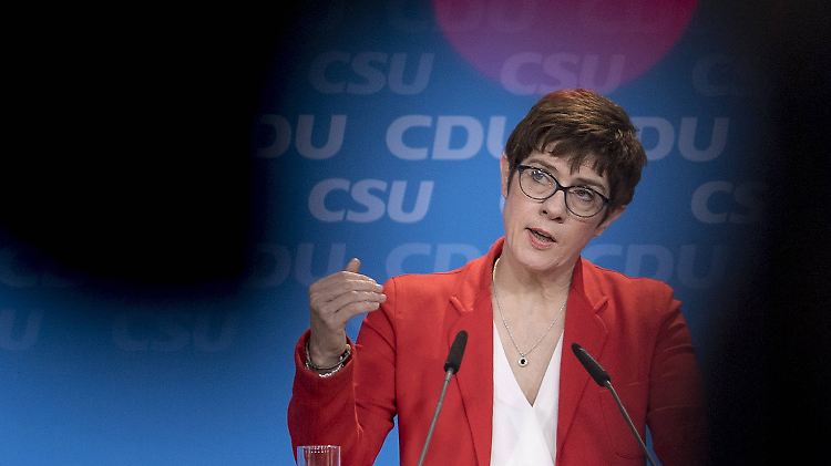CDU-Chefin Kramp-Karrenbauer verliert weiter an Zustimmung.