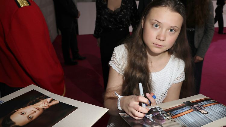Sie ist derzeit die wahrscheinlich bekannteste Klimaaktivistin der Welt: Greta Thunberg beim Autogramme schreiben.