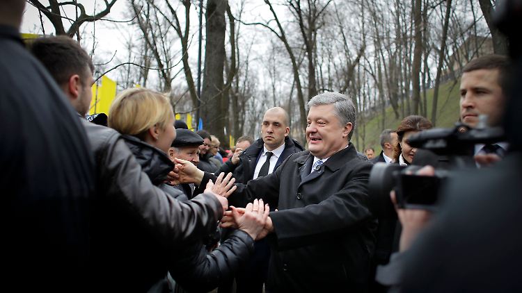 Petro Poroschenko mit Anhängern in Kiew.