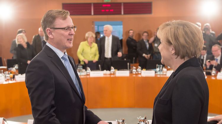 Bundeskanzlerin Angela Merkel und Thüringens Ministerpräsident Bodo Ramelow begrüßen sich bei einer Ministerpräsidentenkonferenz.