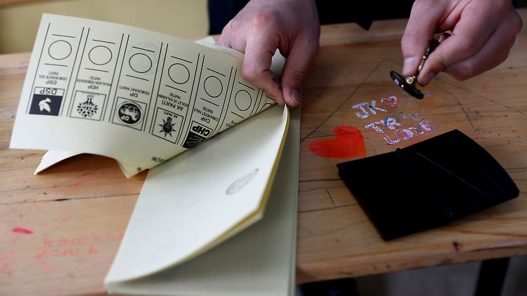 Stimmenabgabe nach hartem Wahlkampf.