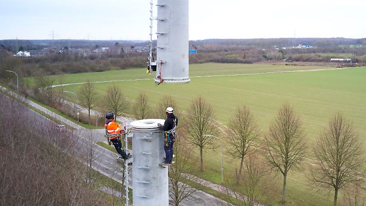 Ein Mobilfunkmast von Vodafone wird bei Mönchengladbach Venn aufgestellt.