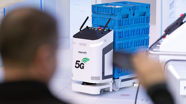 Am Stand der Robert Bosch GmbH ist ein mit 5G vernetztes Förderfahrzeug zu sehen.