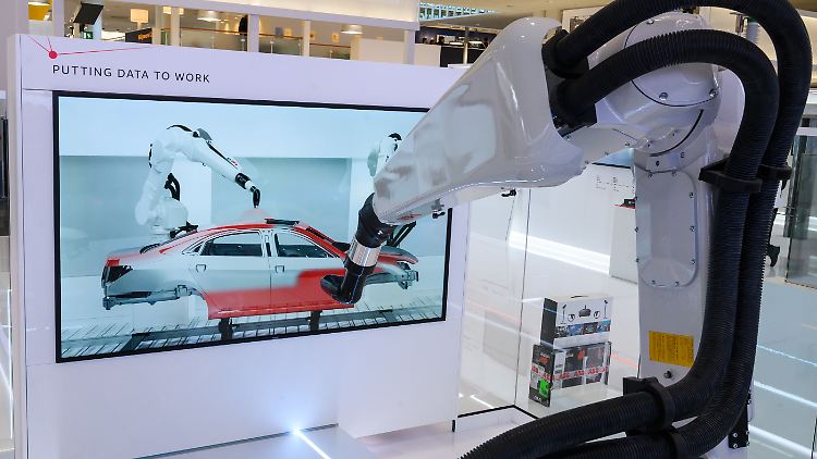 Auch bei ABB steht die Arbeitsteilung von Mensch und Maschine im Vordergrund. Hier lackiert ein Roboter in einer Simulation ein Auto.
