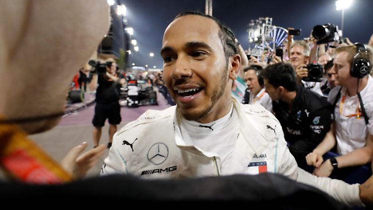 Lewis Hamilton freut sich über seinen Sieg, bemitleidet aber vor allem Charles Leclerc.