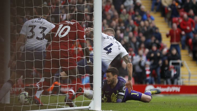 Fataler Stolperer: Alderweireld bugsiert den Ball ins eigene Netz.