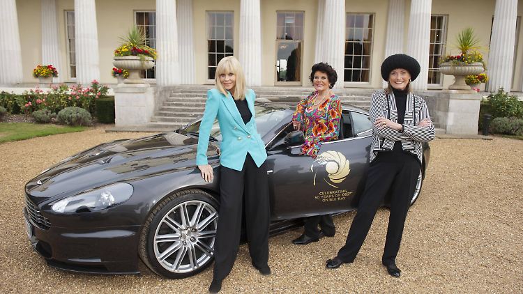 Tania Mallet (rechts) mit den anderen ehemaligen Bond-Girls Britt Ekland und Eunice Gayson im Jahr 2012.