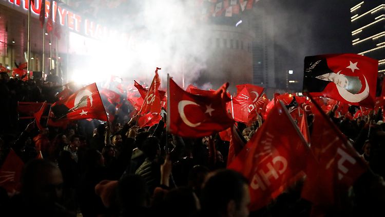 Anhänger der Mitte-Links-Partei CHP schwenken türkische Fahnen in Ankara.
