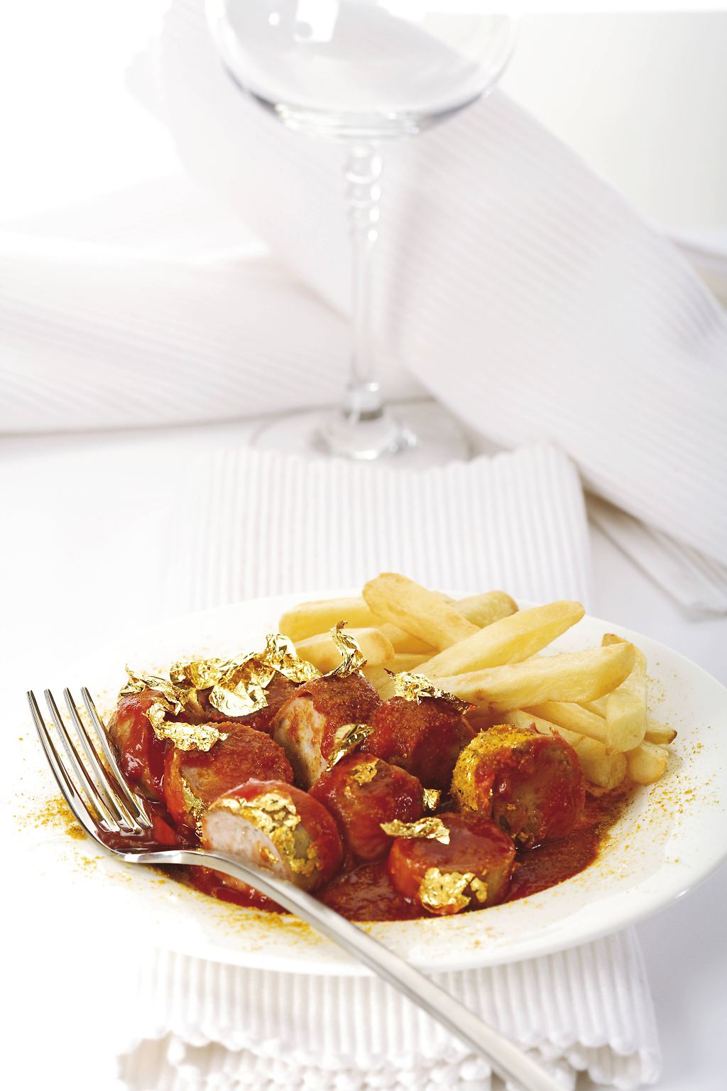 Sogar eine Currywurst kann zum teuren Luxusobjekt werden - wenn sie nur mit Blattgold garniert ist. Aber die teuersten Lebensmittel der Welt haben das gar nicht nötig - manche sind schon an sich teurer als Gold.