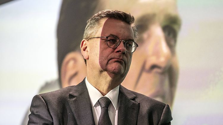 Symbolbild "gute Laune": Reinhard Grindel. Bei der deutschen Fußball-Nationalelf halten sie ihn für ein Sicherheitsrisiko.