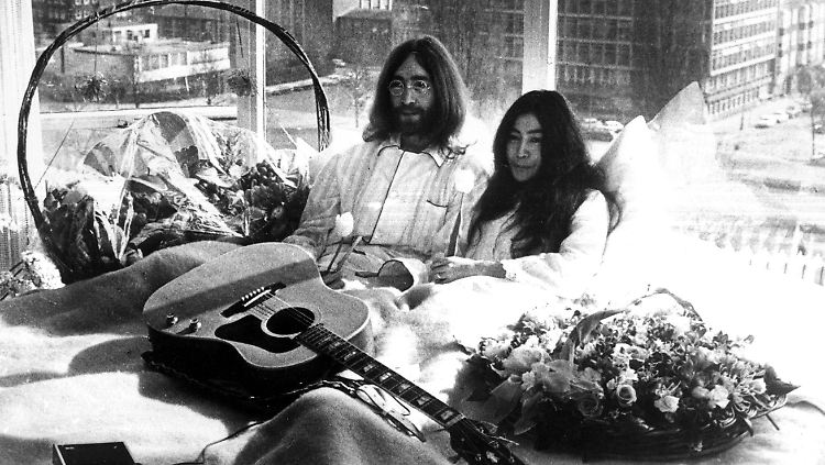 John Lennon und Yoko Ono demonstrierten 1969, in dem sie eine Woche lang das Bett in einem Amsterdamer Hotel nicht verließen. 