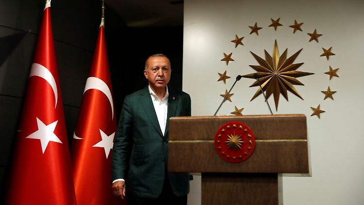 "Habe das Gefühl nach Erdogans Reden gestern Nacht, dass er die Niederlage mit Fassung nehmen wird": Recep Tayyip Erdogan kurz vor seiner Ansprache am Wahlabend.