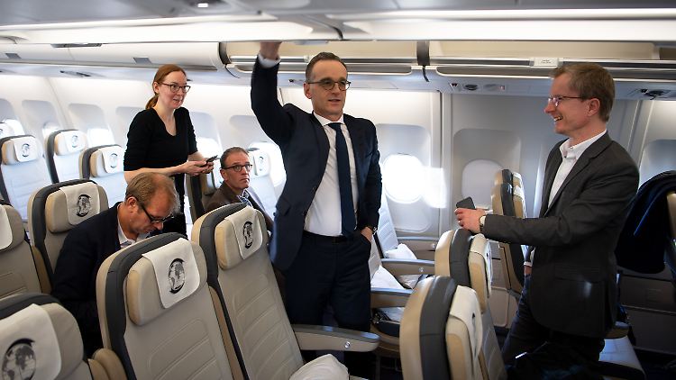 Reifenpanne in New York: Außenminister Maas wartet im Gang des Regierungsfliegers, dass er aussteigen kann. 
