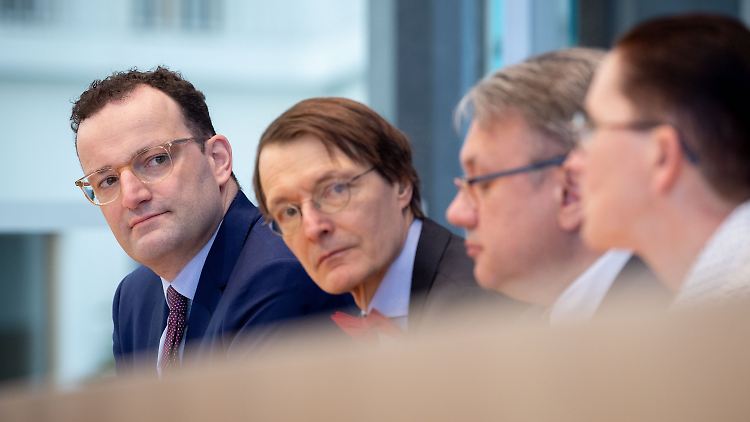 Spahn und Unterstützer während der Vorstellung des Entwurfs.