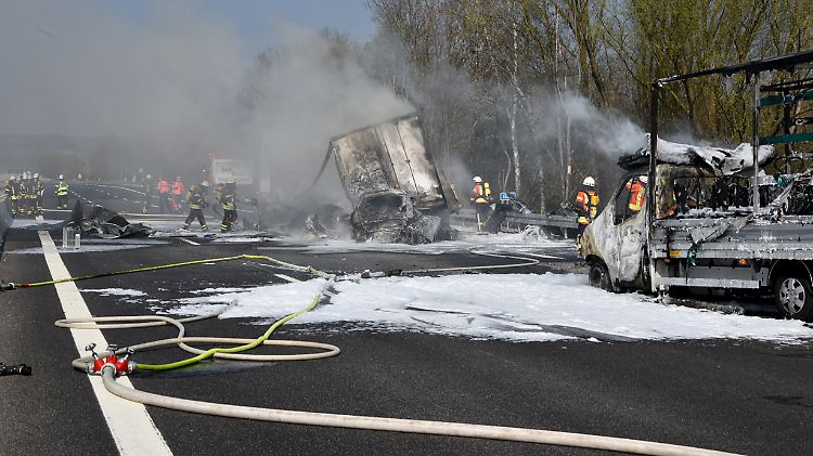 Unter dem Heck des vorausfahrenden Sattelzugs verkeilt: Von dem Pkw blieb nur ein rauchendes Wrack.