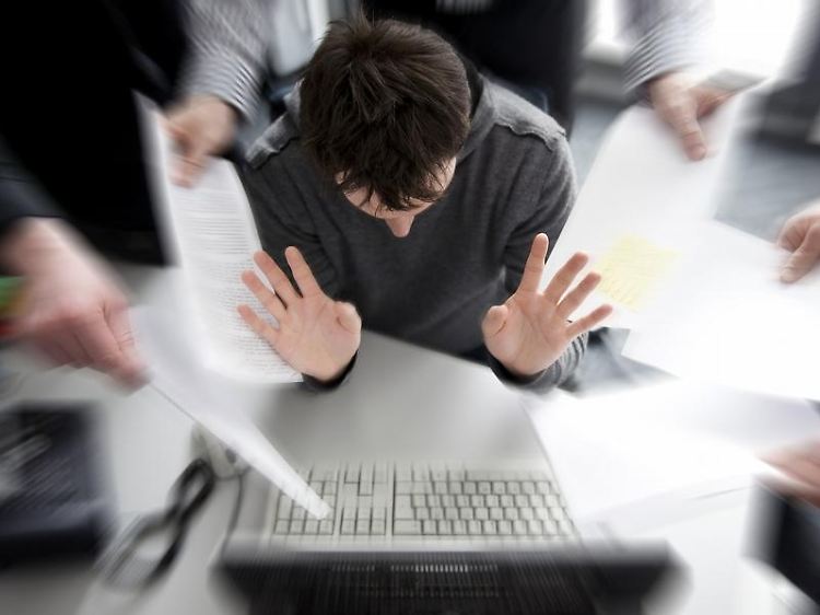 Mit dem Stress im Job steigt das Burnout-Risiko, deshalb brauchen Mitarbeiter freie Wochenenden zum Reservenauftanken. (Bild: Schierenbeck/dpa/tmn)