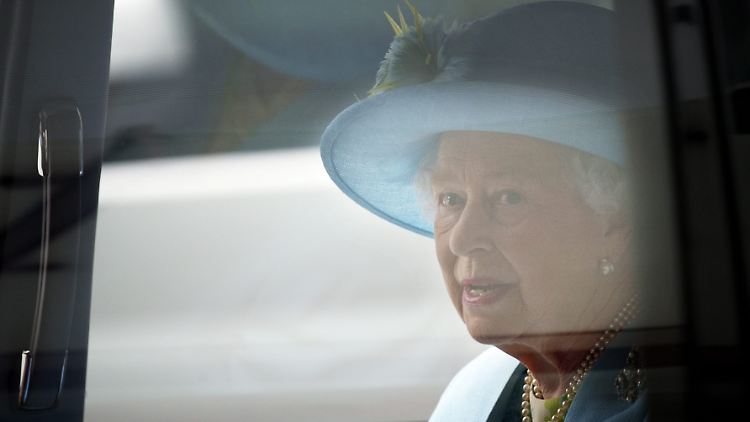 Die Queen wird fortan in der Öffentlichkeit nur noch mit dem Chauffeur mitfahren und nicht mehr selber hinterm Steuer sitzen.