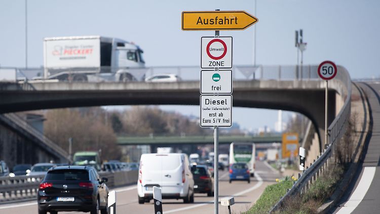 Schnell zu übersehen: Schilder weisen in Stuttgart auf die Fahrverbote für Dieselfahrzeuge unter Euro 5 hin.