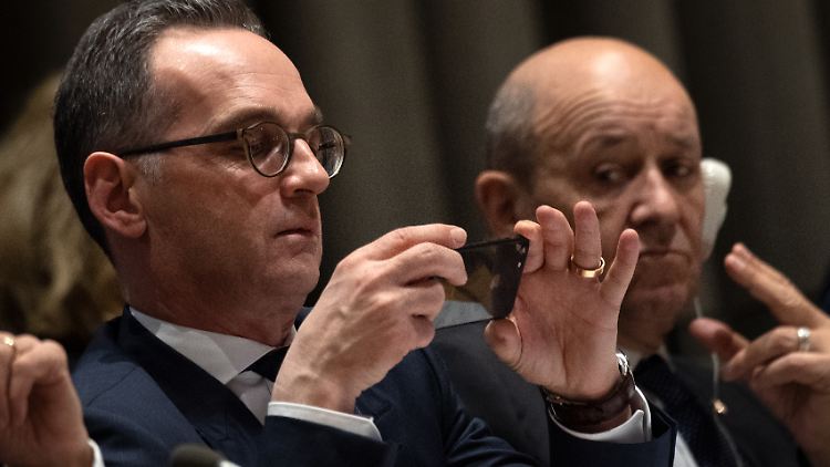 Heiko Maas macht ein Foto, Frankreichs Außenminister schaut streng: Frankreich und Deutschland übernehmen den Sitz im UN-Sicherheitsrat als "Doppelvorsitz".