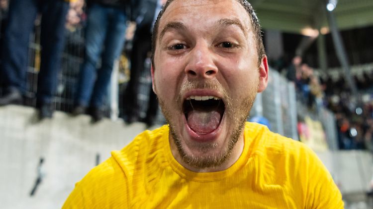 Spiel gedreht! Dresdens Justin Löwe bejubelt sein 2:1.