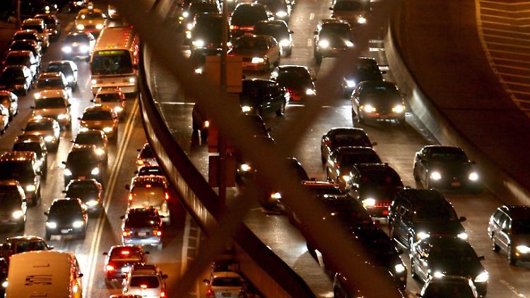 Autos stehen im Stau in der Nähe der New Yorker Brooklyn Bridge.